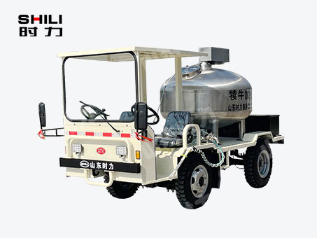 1方電動(dòng)四輪犢牛喂奶車（立式罐、帶攪拌）
