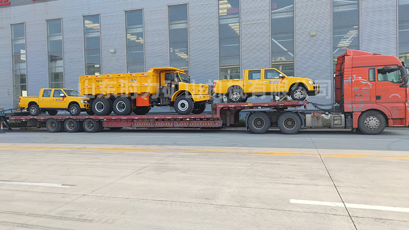 2臺運(yùn)料、1臺uq20尖頭運(yùn)輸車發(fā)往貴州
